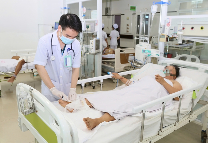 Suýt mất mạng vì tin lời thầy lang chữa rắn cắn- Ảnh 1. Suýt mất mạng vì tin lời thầy lang chữa rắn cắn- Ảnh 1.