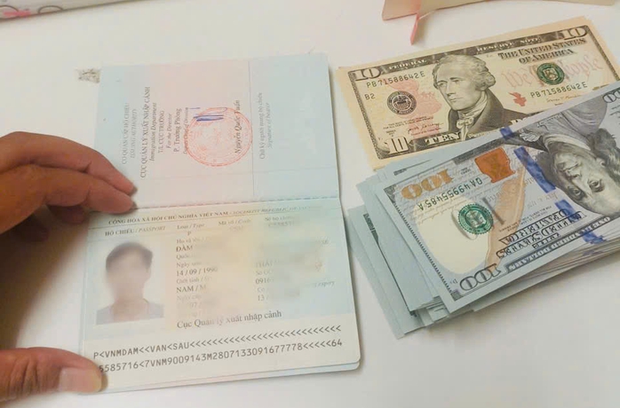 Số tiền trong balô lên tới hơn 15 ngàn đô la Mỹ Số tiền trong balô lên tới hơn 15 ngàn đô la Mỹ
