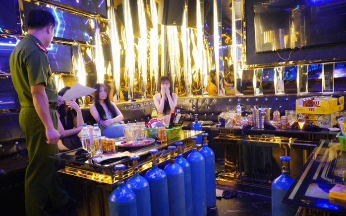 Giải cứu 58 nữ nhân viên ăn mặc hở hang trong quán karaoke- Ảnh 1. Giải cứu 58 nữ nhân viên ăn mặc hở hang trong quán karaoke- Ảnh 1.