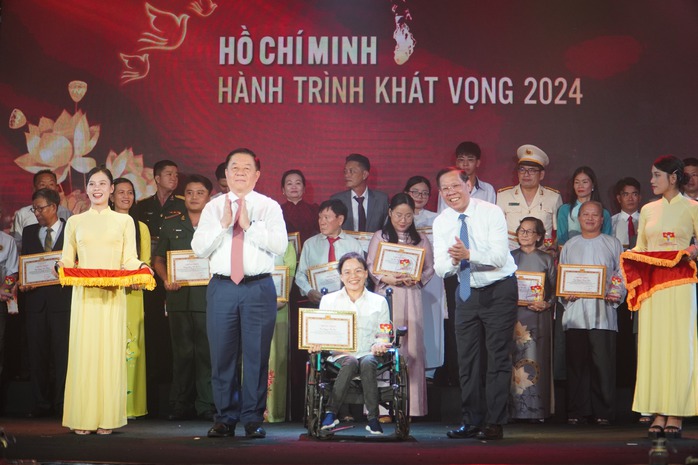Tôn vinh điển hình tiêu biểu học tập và làm theo lời Bác- Ảnh 6. Tôn vinh điển hình tiêu biểu học tập và làm theo lời Bác- Ảnh 6.