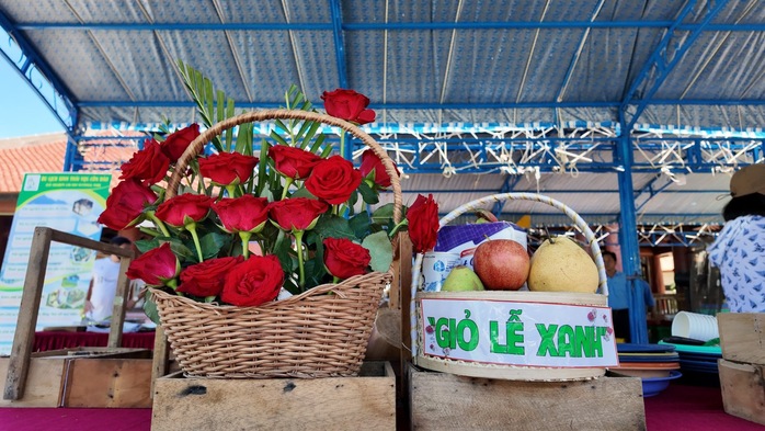 Áp dụng "giỏ lễ xanh", chỉ số ô nhiễm môi trường ở Côn Đảo giảm rõ- Ảnh 2. Áp dụng "giỏ lễ xanh", chỉ số ô nhiễm môi trường ở Côn Đảo giảm rõ- Ảnh 2.