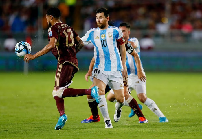 Messi trở lại nhưng Argentina đánh rơi chiến thắng ở Venezuela- Ảnh 1. Messi trở lại nhưng Argentina đánh rơi chiến thắng ở Venezuela- Ảnh 1.
