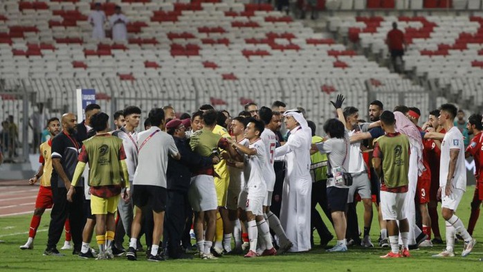 Hòa Bahrain vì trọng tài, Indonesia khiếu nại FIFA, cầu thủ hai đội suýt đánh nhau- Ảnh 1. Hòa Bahrain vì trọng tài, Indonesia khiếu nại FIFA, cầu thủ hai đội suýt đánh nhau- Ảnh 1.