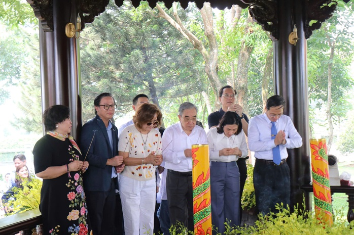 Doanh nhân dâng hương cố Thủ tướng Phan Văn Khải- Ảnh 2.
