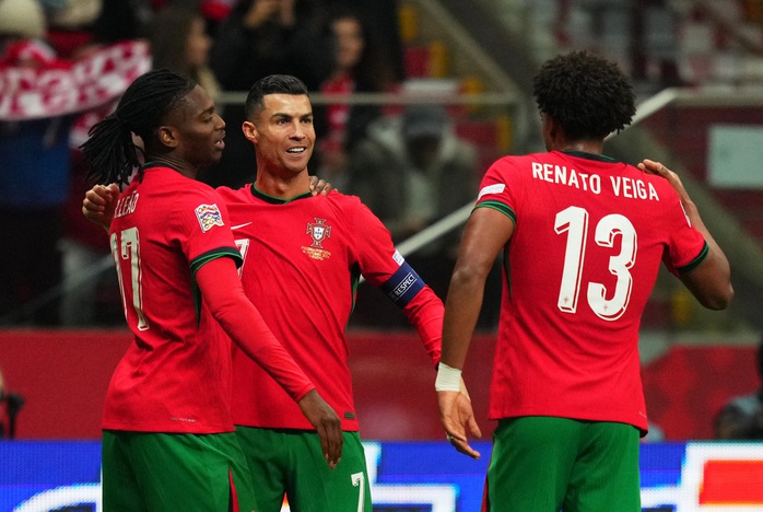 Ronaldo ghi bàn thứ 906, Bồ Đào Nha thắng tưng bừng trên sân Ba Lan- Ảnh 4. Ronaldo ghi bàn thứ 906, Bồ Đào Nha thắng tưng bừng trên sân Ba Lan- Ảnh 4.