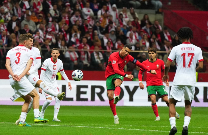 Ronaldo ghi bàn thứ 906, Bồ Đào Nha thắng tưng bừng trên sân Ba Lan- Ảnh 2. Ronaldo ghi bàn thứ 906, Bồ Đào Nha thắng tưng bừng trên sân Ba Lan- Ảnh 2.