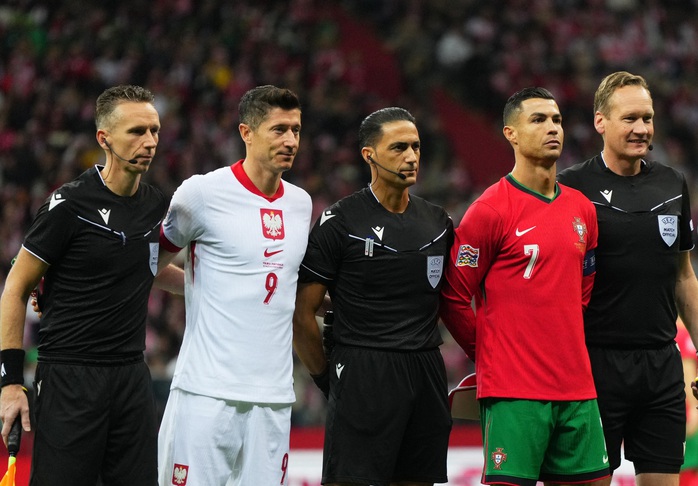 Ronaldo ghi bàn thứ 906, Bồ Đào Nha thắng tưng bừng trên sân Ba Lan- Ảnh 1. Ronaldo ghi bàn thứ 906, Bồ Đào Nha thắng tưng bừng trên sân Ba Lan- Ảnh 1.