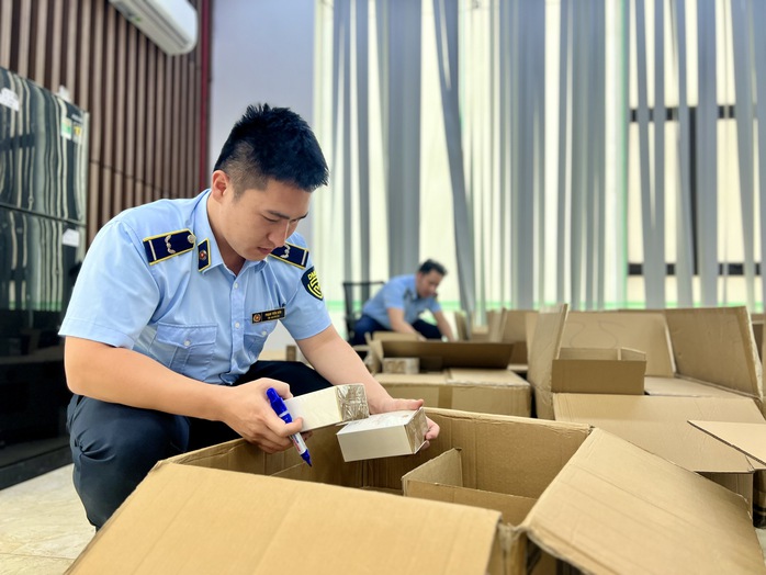 Tổng cục Quản lý thị trường "vạch" chiêu nguỵ trang giấu hàng giả- Ảnh 1. Tổng cục Quản lý thị trường "vạch" chiêu nguỵ trang giấu hàng giả- Ảnh 1.