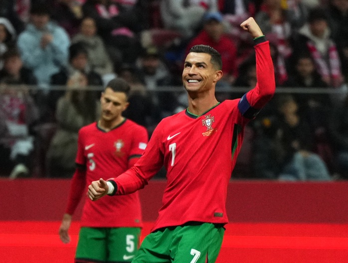 Ronaldo ghi bàn thứ 906, Bồ Đào Nha thắng tưng bừng trên sân Ba Lan- Ảnh 6. Ronaldo ghi bàn thứ 906, Bồ Đào Nha thắng tưng bừng trên sân Ba Lan- Ảnh 6.