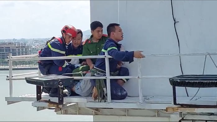 Gay cấn giải cứu người phụ nữ trùm kín mặt, vắt vẻo trên cầu cao- Ảnh 1. Gay cấn giải cứu người phụ nữ trùm kín mặt, vắt vẻo trên cầu cao- Ảnh 1.