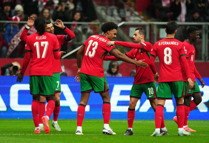Ronaldo ghi bàn thứ 906, Bồ Đào Nha thắng tưng bừng trên sân Ba Lan- Ảnh 3. Ronaldo ghi bàn thứ 906, Bồ Đào Nha thắng tưng bừng trên sân Ba Lan- Ảnh 3.