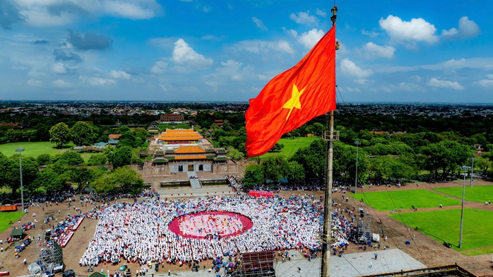 Điểm cầu Huế vỡ oà khi Phú Đức vô địch “Đường lên đỉnh Olympia”- Ảnh 4. Điểm cầu Huế vỡ oà khi Phú Đức vô địch “Đường lên đỉnh Olympia”- Ảnh 4.
