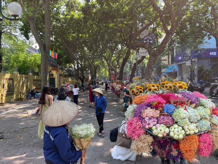 Người trẻ rủ nhau "săn" mùa thu Hà Nội- Ảnh 1.