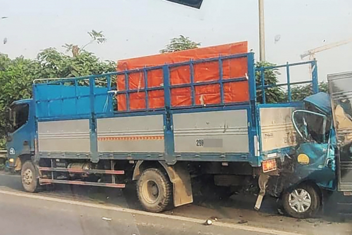 Tông vào sau xe dừng ở làn khẩn cấp, tài xế xe tải tử vong trong cabin- Ảnh 1. Tông vào sau xe dừng ở làn khẩn cấp, tài xế xe tải tử vong trong cabin- Ảnh 1.