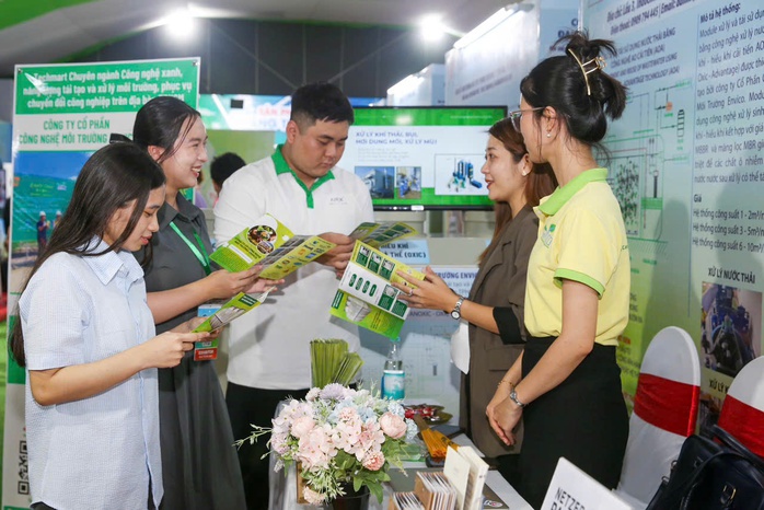 Các doanh nghiệp tìm hiểu những sản phẩm công nghệ cao, công nghệ bán dẫn, công nghiệp hỗ trợ... của TP HCM Ảnh: HOÀNG TRIỀU Các doanh nghiệp tìm hiểu những sản phẩm công nghệ cao, công nghệ bán dẫn, công nghiệp hỗ trợ... của TP HCM Ảnh: HOÀNG TRIỀU