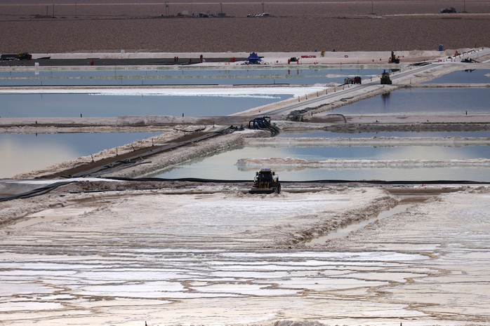 Các bể nước mặn tại nhà máy liti Albemarle Chile trên cánh đồng muối Atacama của Chile Ảnh: REUTERS
