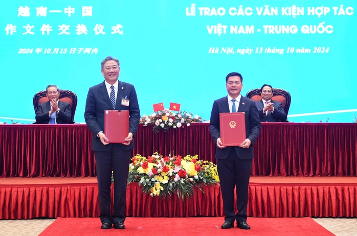 Thủ tướng Phạm Minh Chính và Thủ tướng Trung Quốc Lý Cường chứng kiến lễ trao 10 văn kiện hợp tác giữa hai nước sau hội đàm ngày 13-10.Ảnh: HỮU HƯNG Thủ tướng Phạm Minh Chính và Thủ tướng Trung Quốc Lý Cường chứng kiến lễ trao 10 văn kiện hợp tác giữa hai nước sau hội đàm ngày 13-10.Ảnh: HỮU HƯNG