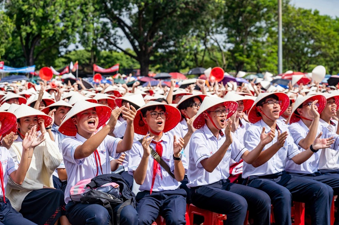 Điểm cầu Huế vỡ oà khi Phú Đức vô địch “Đường lên đỉnh Olympia”- Ảnh 11. Điểm cầu Huế vỡ oà khi Phú Đức vô địch “Đường lên đỉnh Olympia”- Ảnh 11.
