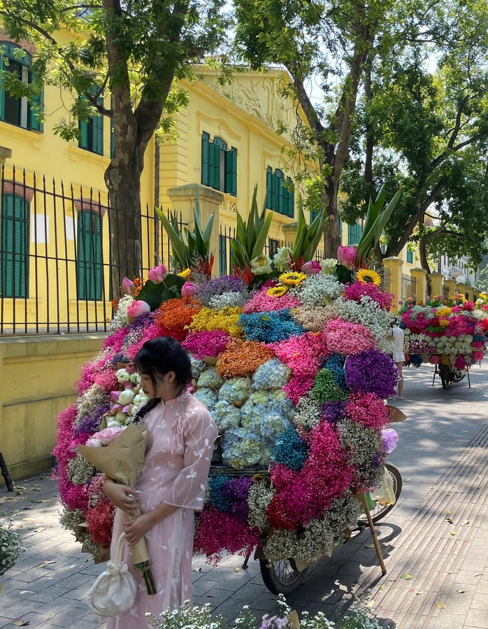 Người trẻ rủ nhau "săn" mùa thu Hà Nội- Ảnh 4.