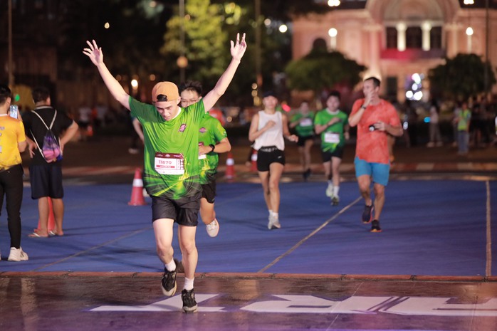 6.000 vận động viên khuấy động Giải chạy "District 1 Midnight Run 2024"- Ảnh 9.