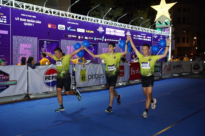 6.000 vận động viên khuấy động Giải chạy "District 1 Midnight Run 2024"- Ảnh 7.