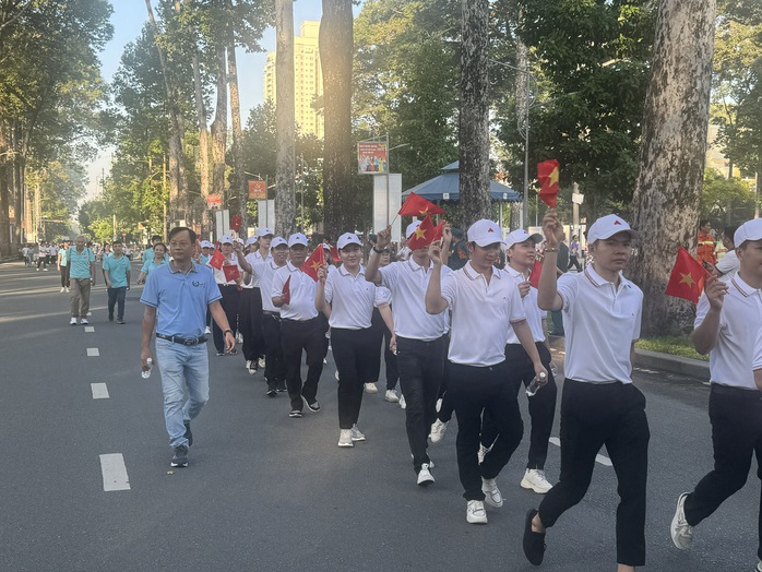 Tưng bừng Giải đi bộ Cán bộ, công chức, viên chức, doanh nghiệp Quận 5 - Ảnh 8.