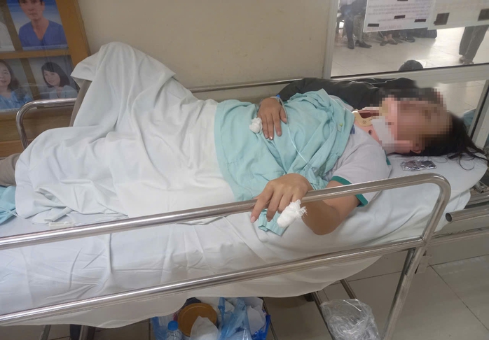 Can đánh nhau, nữ sinh lớp 11 bị "đánh hội đồng" gãy đốt sống cổ- Ảnh 1. Can đánh nhau, nữ sinh lớp 11 bị "đánh hội đồng" gãy đốt sống cổ- Ảnh 1.
