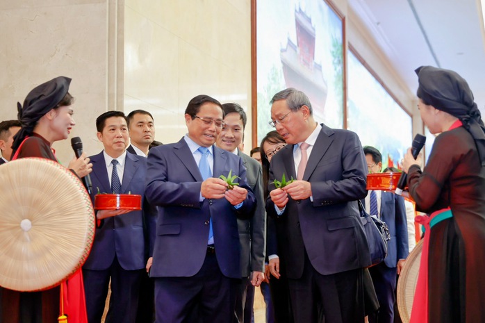 Thủ tướng Việt Nam - Trung Quốc thưởng lãm quan họ, in tranh Đông Hồ- Ảnh 1. Thủ tướng Việt Nam - Trung Quốc thưởng lãm quan họ, in tranh Đông Hồ- Ảnh 1.