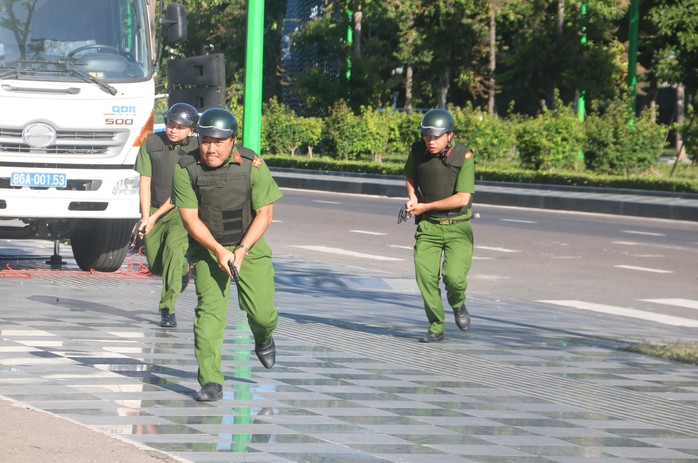 Chó nghiệp vụ vật ngã cướp có vũ trang trong diễn tập tại ngân hàng- Ảnh 3. Chó nghiệp vụ vật ngã cướp có vũ trang trong diễn tập tại ngân hàng- Ảnh 3.