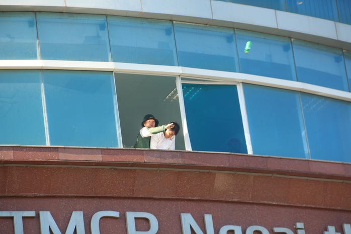 Chó nghiệp vụ vật ngã cướp có vũ trang trong diễn tập tại ngân hàng- Ảnh 4. Chó nghiệp vụ vật ngã cướp có vũ trang trong diễn tập tại ngân hàng- Ảnh 4.