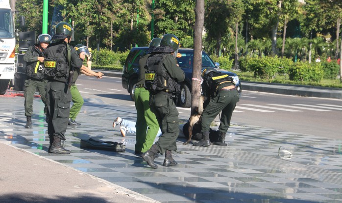 Chó nghiệp vụ vật ngã cướp có vũ trang trong diễn tập tại ngân hàng- Ảnh 8. Chó nghiệp vụ vật ngã cướp có vũ trang trong diễn tập tại ngân hàng- Ảnh 8.