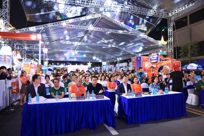 6.000 vận động viên khuấy động Giải chạy "District 1 Midnight Run 2024"- Ảnh 1.