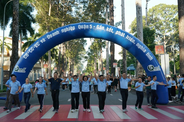 Tưng bừng Giải đi bộ Cán bộ, công chức, viên chức, doanh nghiệp Quận 5 - Ảnh 11.