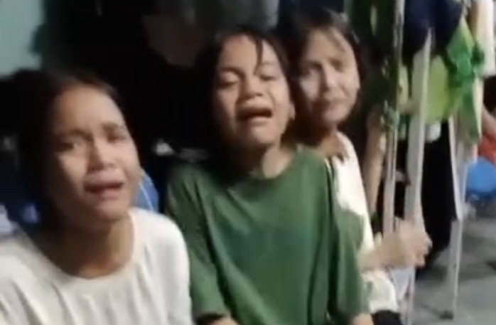 CLIP: Thầy giáo chuyển trường về xuôi, học sinh nghẹn ngào khóc tạm biệt- Ảnh 2.