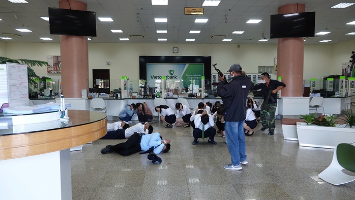 Chó nghiệp vụ vật ngã cướp có vũ trang trong diễn tập tại ngân hàng- Ảnh 2. Chó nghiệp vụ vật ngã cướp có vũ trang trong diễn tập tại ngân hàng- Ảnh 2.