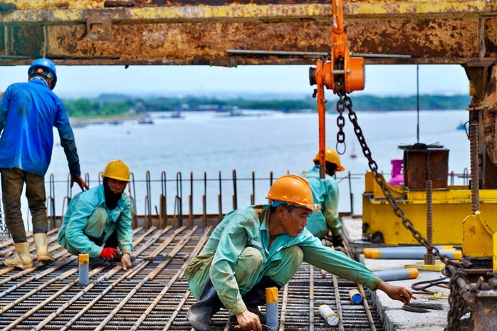Bất kể mưa hay nắng, công nhân vẫn miệt mài thi công trên công trường các dự án giao thông trọng điểm của tỉnh Bà Rịa - Vũng Tàu. Trong ảnh: Công nhân thi công dự án cầu Cửa Lấp 2 Bất kể mưa hay nắng, công nhân vẫn miệt mài thi công trên công trường các dự án giao thông trọng điểm của tỉnh Bà Rịa - Vũng Tàu. Trong ảnh: Công nhân thi công dự án cầu Cửa Lấp 2