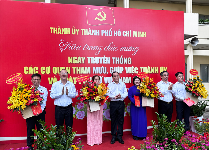 TP HCM chúc mừng ngày truyền thống các cơ quan tham mưu giúp việc Thành ủy và ngày Phụ nữ Việt Nam- Ảnh 1. TP HCM chúc mừng ngày truyền thống các cơ quan tham mưu giúp việc Thành ủy và ngày Phụ nữ Việt Nam- Ảnh 1.