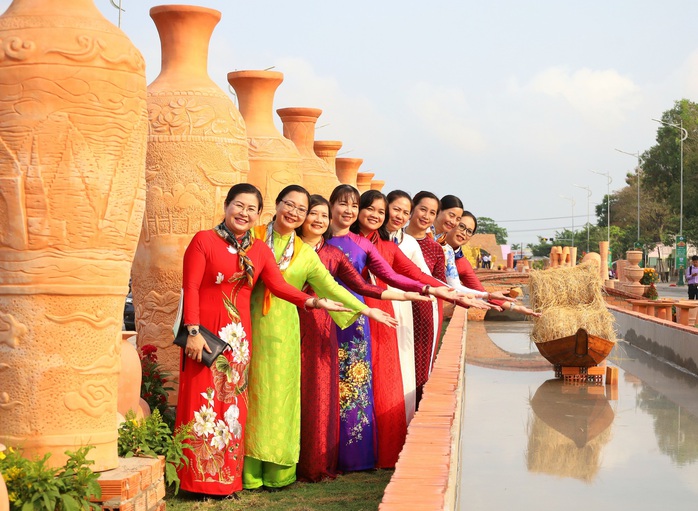 Sắp diễn ra “Festival Gạch gốm đỏ – Kinh tế xanh tỉnh Vĩnh Long”- Ảnh 1. Sắp diễn ra “Festival Gạch gốm đỏ – Kinh tế xanh tỉnh Vĩnh Long”- Ảnh 1.