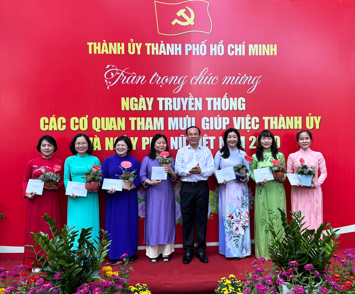 TP HCM chúc mừng ngày truyền thống các cơ quan tham mưu giúp việc Thành ủy và ngày Phụ nữ Việt Nam- Ảnh 2. TP HCM chúc mừng ngày truyền thống các cơ quan tham mưu giúp việc Thành ủy và ngày Phụ nữ Việt Nam- Ảnh 2.