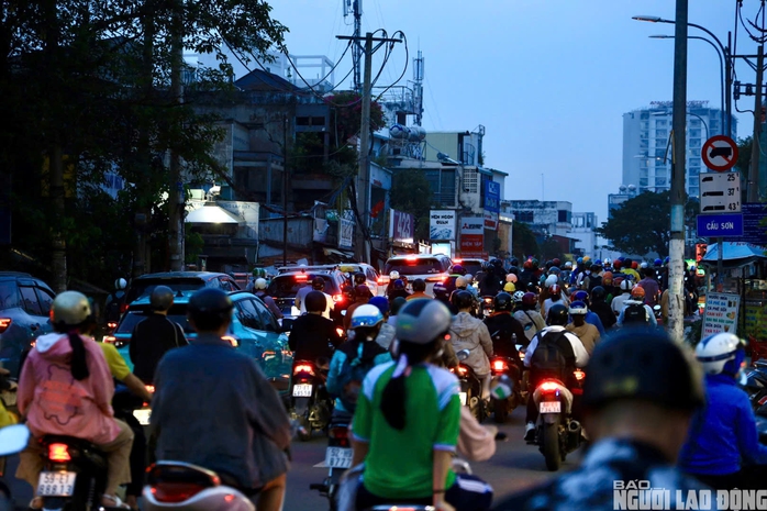 TP HCM: Toàn cảnh những tuyến đường "chật như nêm" vào giờ cao điểm- Ảnh 6. TP HCM: Toàn cảnh những tuyến đường "chật như nêm" vào giờ cao điểm- Ảnh 6.