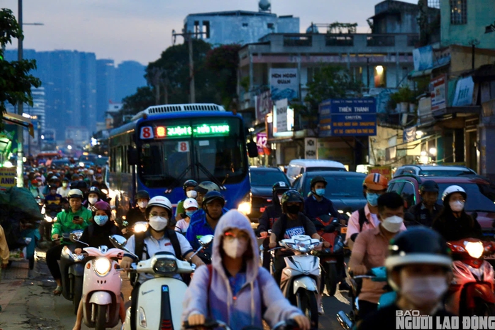 TP HCM: Toàn cảnh những tuyến đường "chật như nêm" vào giờ cao điểm- Ảnh 7. TP HCM: Toàn cảnh những tuyến đường "chật như nêm" vào giờ cao điểm- Ảnh 7.
