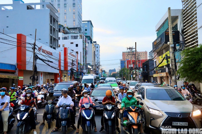 TP HCM: Toàn cảnh những tuyến đường "chật như nêm" vào giờ cao điểm- Ảnh 8. TP HCM: Toàn cảnh những tuyến đường "chật như nêm" vào giờ cao điểm- Ảnh 8.