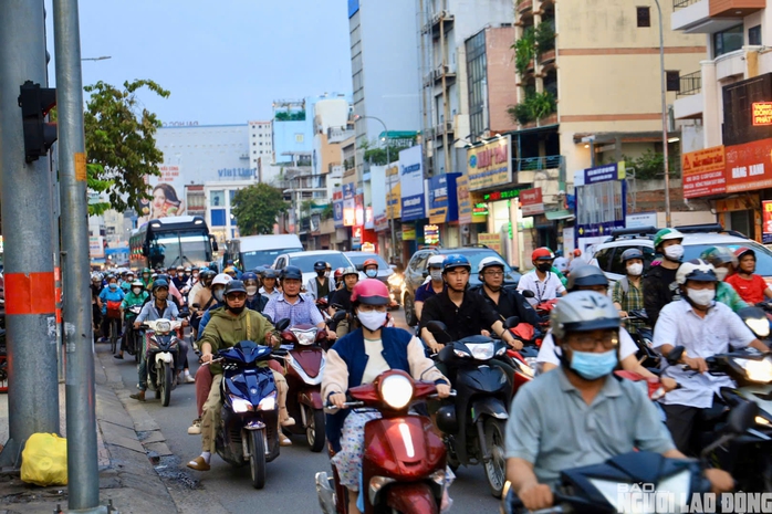 TP HCM: Toàn cảnh những tuyến đường "chật như nêm" vào giờ cao điểm- Ảnh 9. TP HCM: Toàn cảnh những tuyến đường "chật như nêm" vào giờ cao điểm- Ảnh 9.