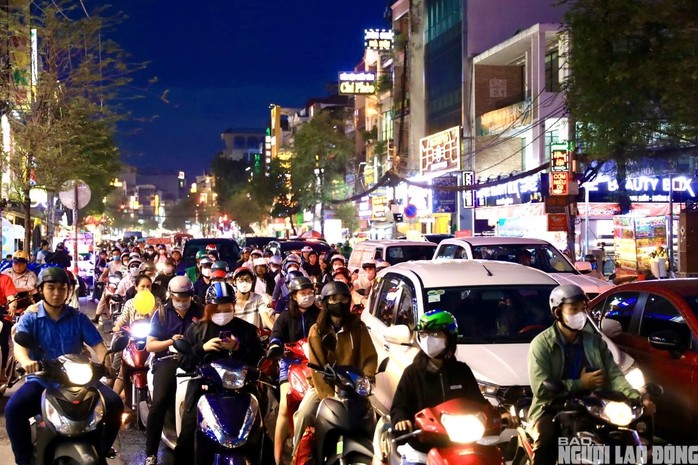 TP HCM: Toàn cảnh những tuyến đường "chật như nêm" vào giờ cao điểm- Ảnh 10. TP HCM: Toàn cảnh những tuyến đường "chật như nêm" vào giờ cao điểm- Ảnh 10.