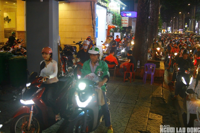 TP HCM: Toàn cảnh những tuyến đường "chật như nêm" vào giờ cao điểm- Ảnh 14. TP HCM: Toàn cảnh những tuyến đường "chật như nêm" vào giờ cao điểm- Ảnh 14.