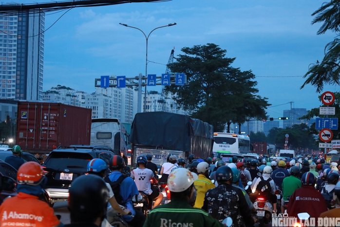 TP HCM: Toàn cảnh những tuyến đường "chật như nêm" vào giờ cao điểm- Ảnh 17. TP HCM: Toàn cảnh những tuyến đường "chật như nêm" vào giờ cao điểm- Ảnh 17.