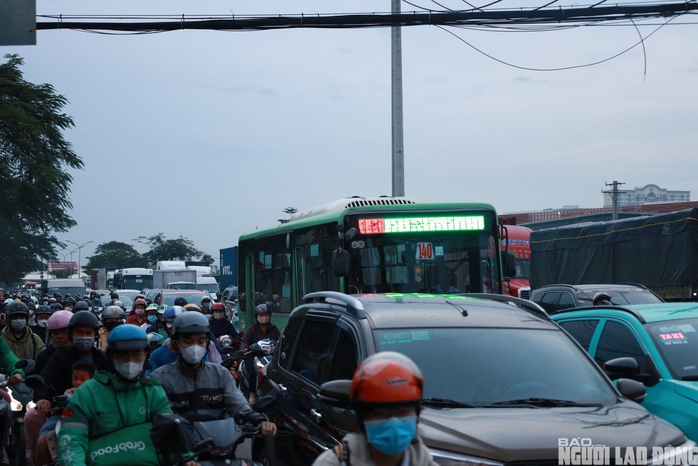 TP HCM: Toàn cảnh những tuyến đường "chật như nêm" vào giờ cao điểm- Ảnh 18. TP HCM: Toàn cảnh những tuyến đường "chật như nêm" vào giờ cao điểm- Ảnh 18.