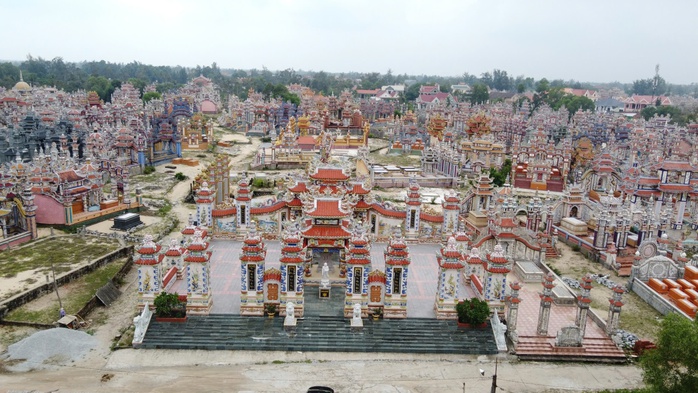 Khám phá lăng mộ nguy nga của 2 vợ chồng đang sống ở "thành phố" An Bằng- Ảnh 1. Khám phá lăng mộ nguy nga của 2 vợ chồng đang sống ở "thành phố" An Bằng- Ảnh 1.