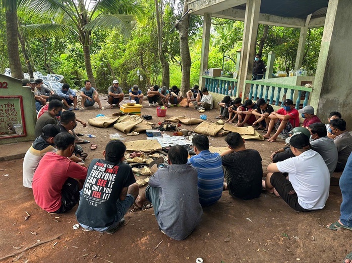 Triệt phá ổ "chọi gà" lớn ở Vĩnh Long, bắt giữ nhiều đối tượng- Ảnh 1. Triệt phá ổ "chọi gà" lớn ở Vĩnh Long, bắt giữ nhiều đối tượng- Ảnh 1.