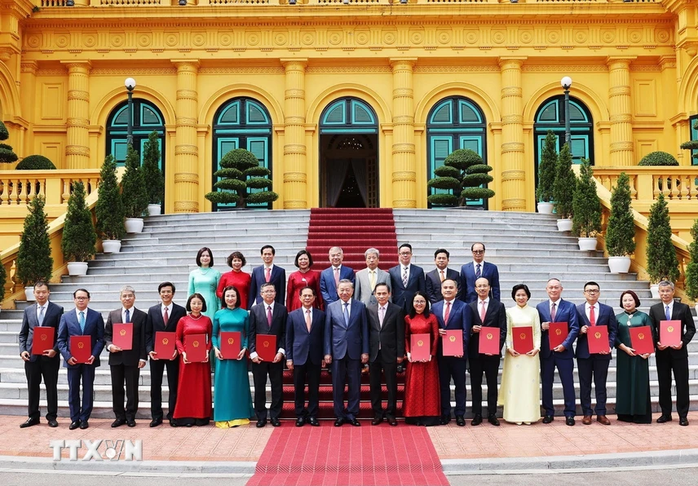 Tổng Bí thư, Chủ tịch nước Tô Lâm trao quyết định bổ nhiệm Đại sứ Việt Nam tại các nước- Ảnh 5. Tổng Bí thư, Chủ tịch nước Tô Lâm trao quyết định bổ nhiệm Đại sứ Việt Nam tại các nước- Ảnh 5.